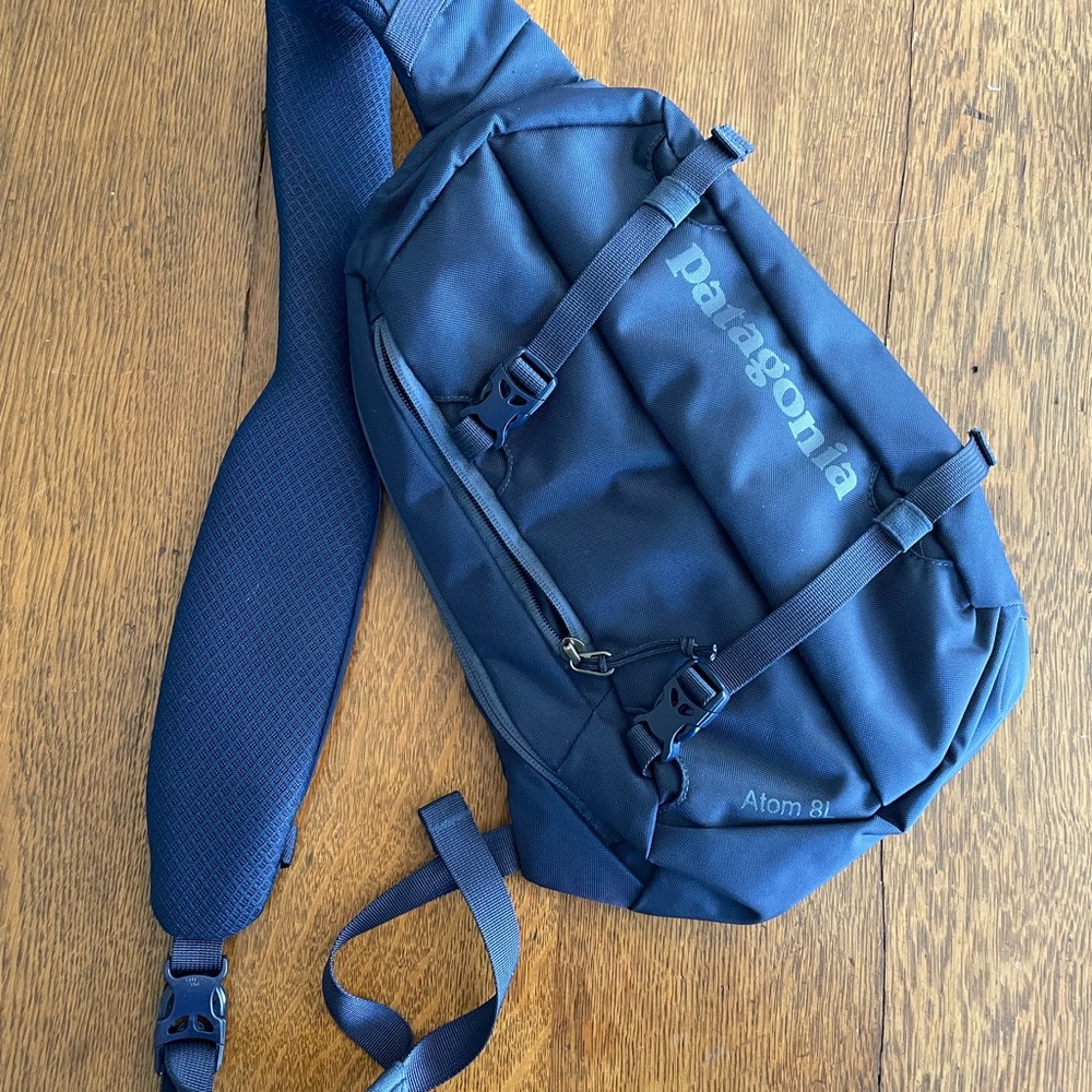 Brand new never used Patagonia Atom 8L Sling navy blue excellent condition